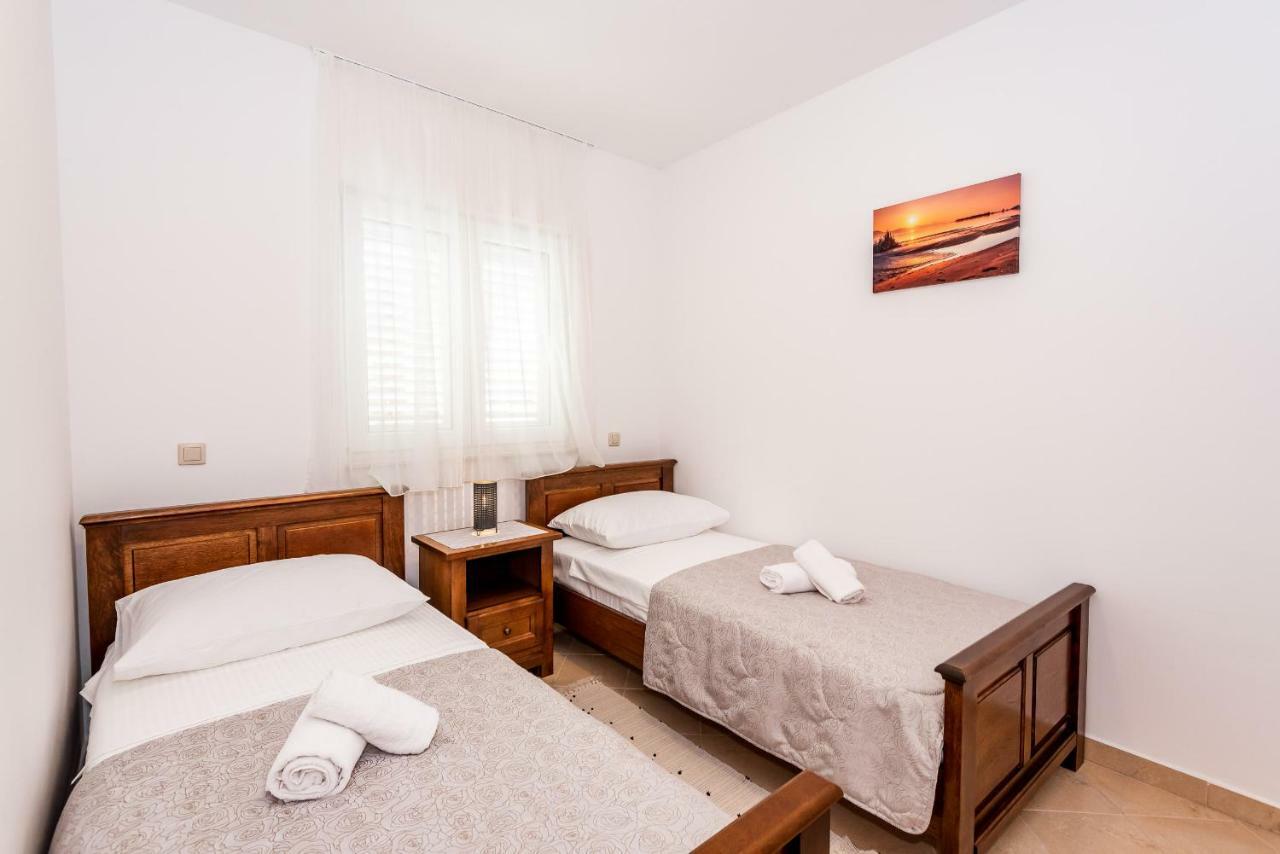 Apartmani Marina Klek Exteriör bild